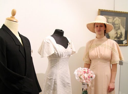 Nejstarší model svatebních šatů na výstavě v muzeu je z roku 1946