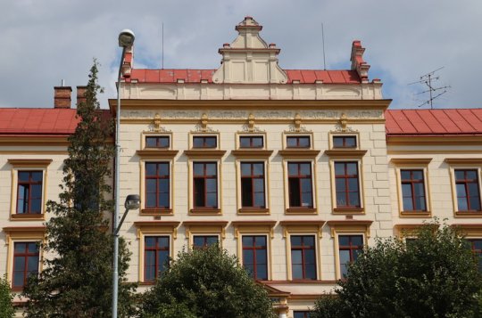 Gymnázium má nové šatny i okna