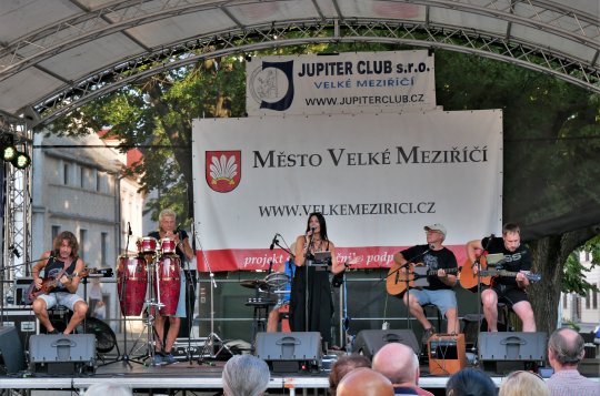 Kapela s názvem Dana Fitz a GO poprvé vystoupila na velkomeziříčském náměstí