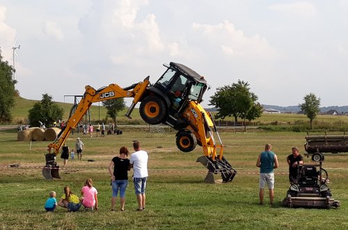 Diváci traktorové show podpořili hospic