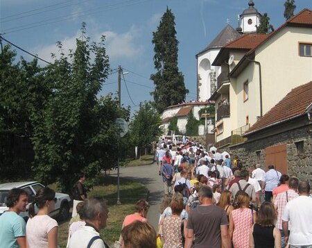 Procesí do Netína ponese sochu P. Marie