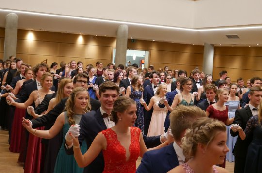 Taneční uzavřel ples v barevném