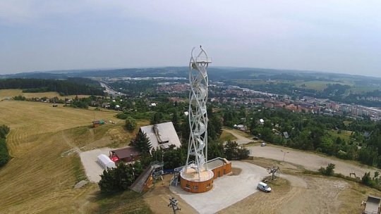 Z rozhledny na Fajtově kopci jsou vidět Alpy