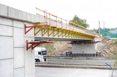 Práce na nadjezdu finišují