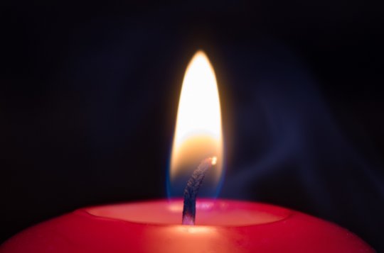 Farníci zapálí červené svíce