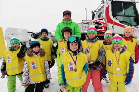 Žáci z Rudy se učili lyžovat na Fajťáku