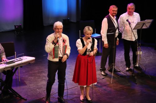 Seniorům zazpíval Jiří Helán