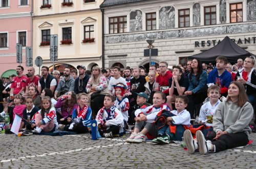 Vlajky, jásot, zpěv hymny. Velké Meziříčí fandilo hokeji