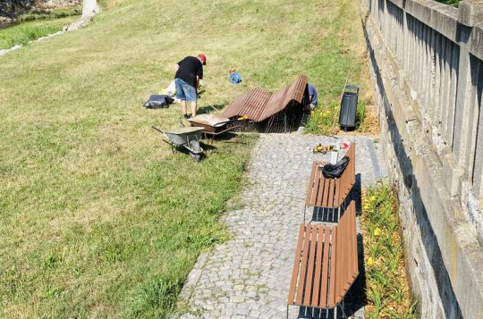 Na náplavce je nové lehátko