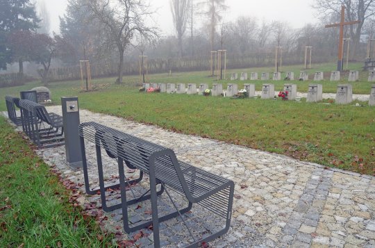 Úpravy pietního místa jsou u konce. Technické zázemí obřadní síně město modernizuje a hřbitov rozšiřuje 