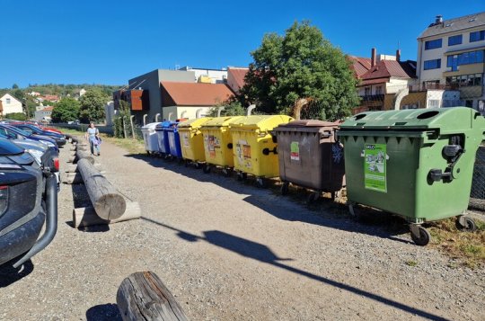 Barevné kontejnery jsou nyní u parkoviště ve Svitu