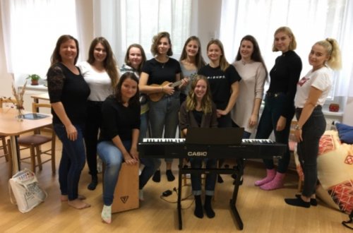 S hudbou a tancem v Nese