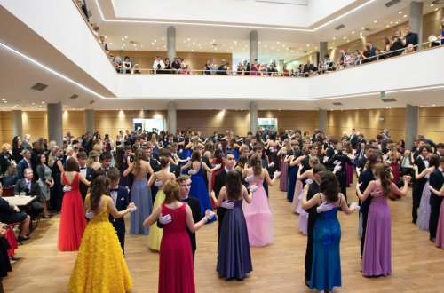 Ples v Jéčku byl tentokrát opravdu barevný