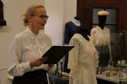 Zámek na dva měsíce ovládla secese