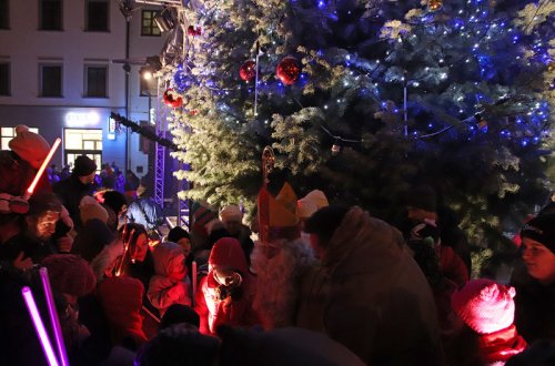 Vánoční strom na náměstí už září