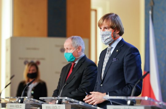 Vláda urychluje rozvolňování opatření. Od pondělí otevřou větší provozovny i posilovny