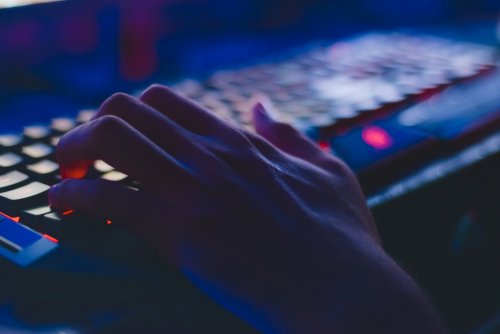 Běžná kriminalita se přesouvá do online světa. Vzdělávací videa o kyberbezpečnosti pomohou s osvětou