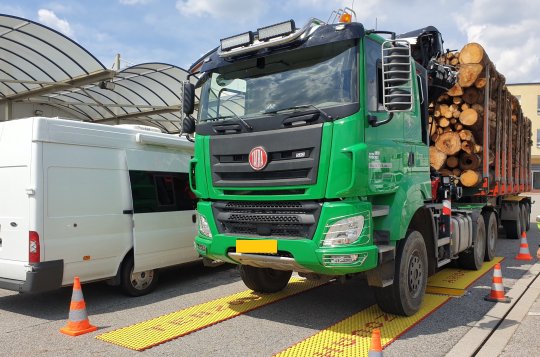Policisté z Kamion týmu se loni zaměřili na vozidla převážející dřevní hmotu