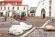 Dlažba přibývá před radnicí a kolem kostela. Brzy ji dostane i Radnická