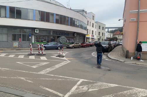 Dopoledne nejezděte na náměstí