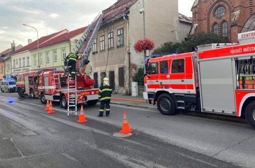 Podkroví domu vedle synagogy hořelo