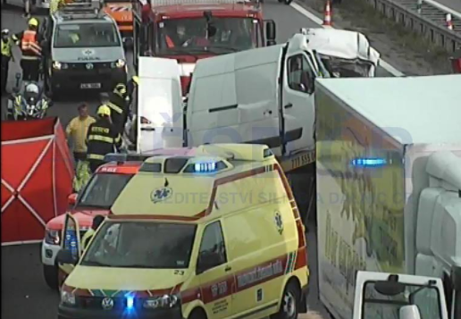 Tragická nehoda zastavila dopravu na dálnici, zemřel řidič dodávky