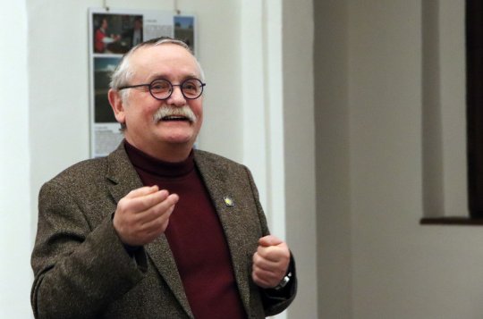 Jiří Michlíček ukazuje drobné střípky z cesty do Compostely