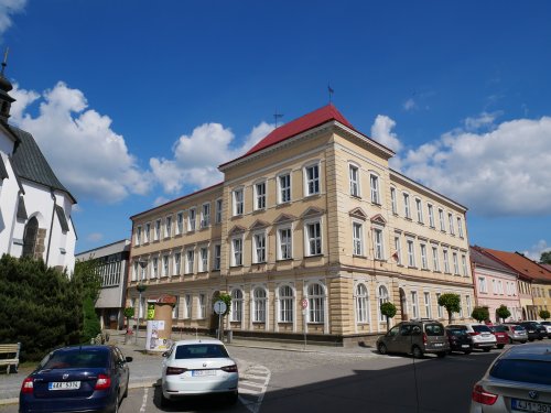 Řidiči dočasně z náměstí vyjedou kolem Kotvičky