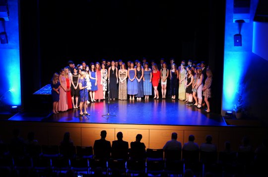 Proslov, scénky, tanec i zpěv. Rozloučení deváťáků z Oslavické pobavilo 