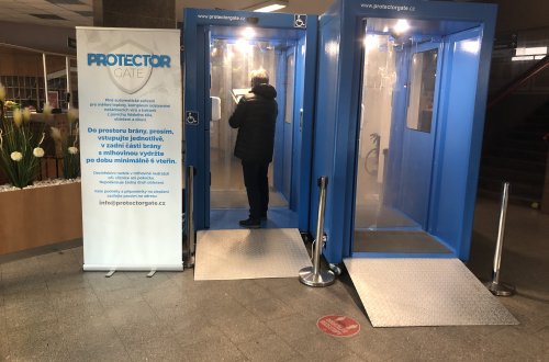 Mobilní buňka u vchodu změří teplotu a vydezinfikuje