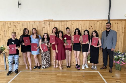 Ve výchovném ústavu převzaly dívky vysvědčení a výuční listy z rukou starosty