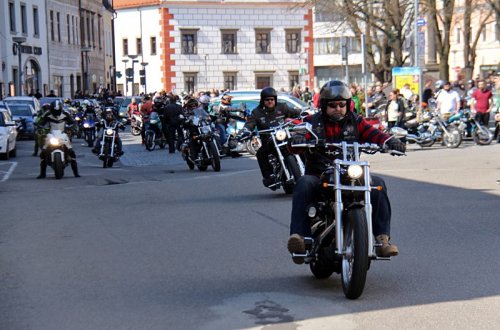 Motorkáři zaplnili náměstí. Přijeli otevřít silnice