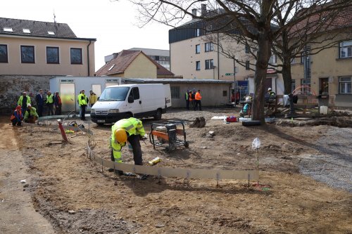 Rekonstrukce náměstí: V parčíku na Rozkoši vzniká dětské hřiště