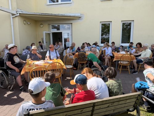 Mezigenerační piknik spojil děti, seniory i veřejnost