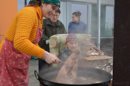 Domov pro seniory provoněla zabijačka