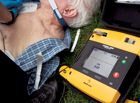 Na stadionu a koupališti bude defibrilátor pro první pomoc