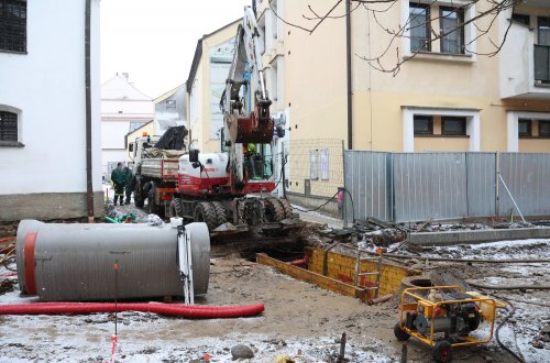 Stavba kanalizace pokračuje na náměstí, nyní už i u kostela