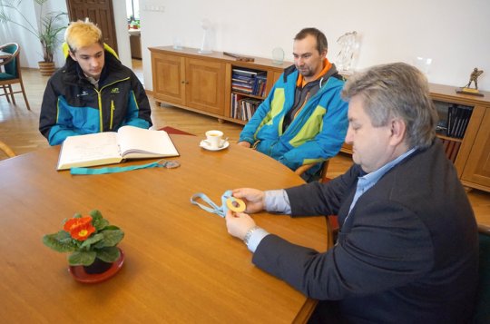 Broža přinesl starostovi zlato