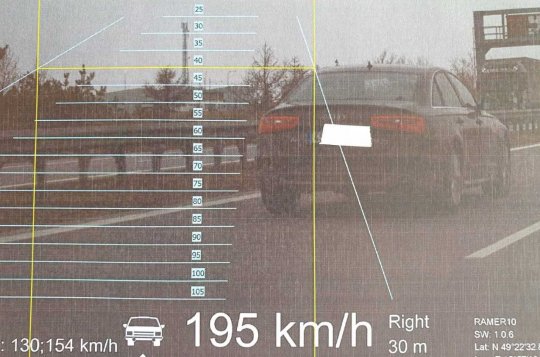 Řidič projížděl po dálnici bezmála dvousetkilometrovou rychlostí