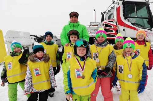 Žáci z Rudy se učili lyžovat na Fajťáku