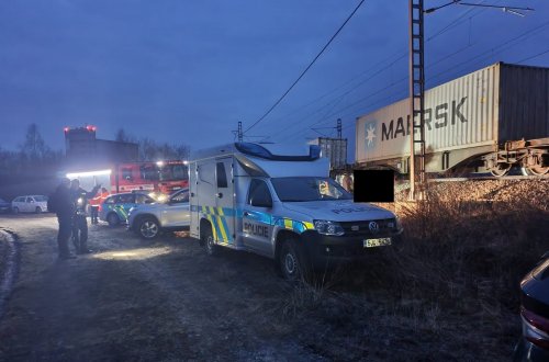 Policisté prověřují příčinu a okolnosti střetu osoby s vlakem