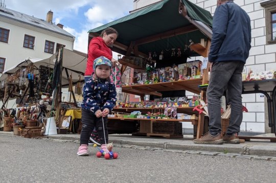Jarmark omezí parkování na náměstí
