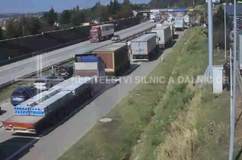 Na dálnici je nehoda, doprava ve městě se zhoršuje