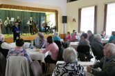 K setkání obyvatel starších 60 let zahrála kapela Vinařští romantici