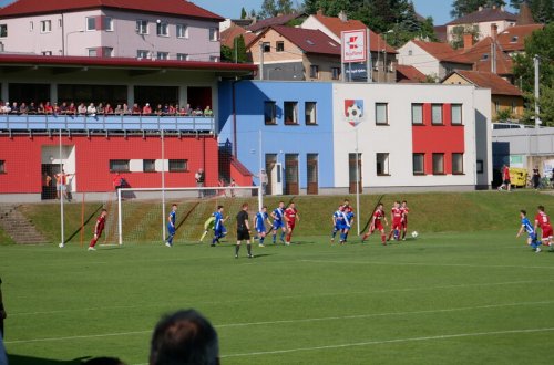 Čest fotbalistů zachraňovali žáci