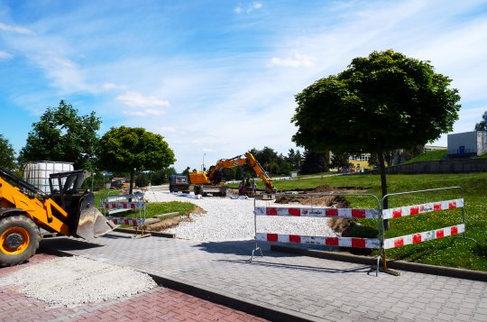 U Základní školy Školní vzniká 26 parkovacích míst