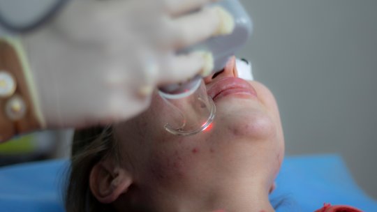 Kožní ambulance novoměstské nemocnice zažívá extrémní nápor pacientů. Musí omezit příjem nových