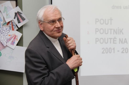 Jan Peňáz v Husově domě vyprávěl o poutnictví. Pozval i k pouti na Velehrad