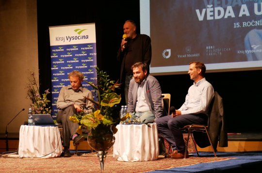 Poslední přednášce festivalu předcházela pohádka. Večer zahráli Rangers