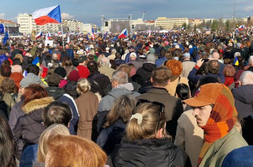 Studenti vyjadřují podporu demonstraci na Letné